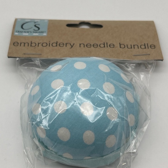 Assorted sewing Needles, Self Threading Needles, 70 pieces & Blue Pin Cushion - Picture 6 of 8